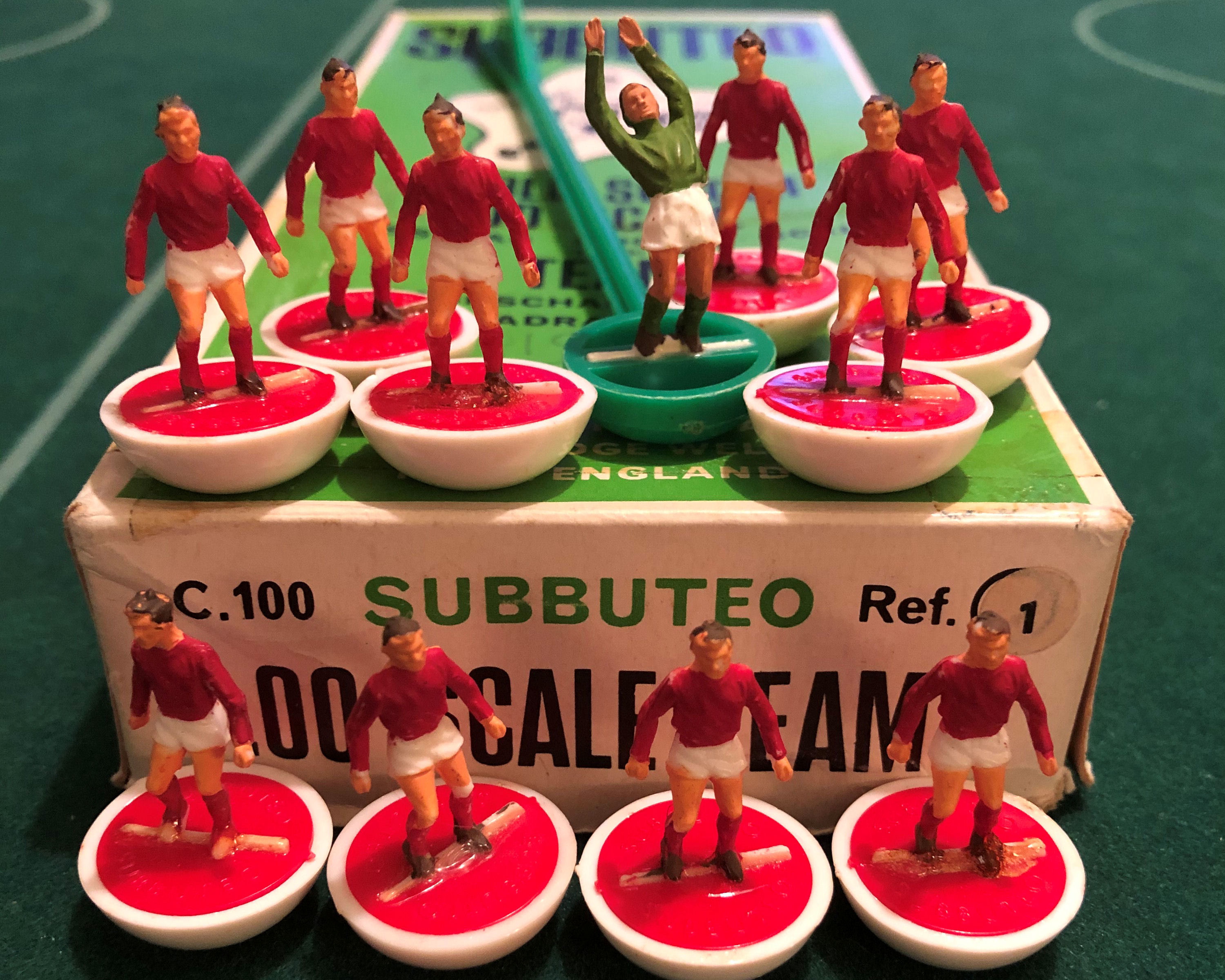 Subbuteo Lightweight Bases And Discs Red Bases And Lilac Discs 